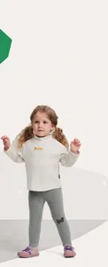 Dettaglio lupetto panna per bambino con stampa pixel e leggings termici grigi set