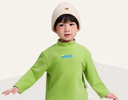 Dettaglio maglietta a collo alto per bambini in pile verde con stampa montagna