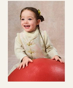 Detalle de chaleco chino de invierno para niñas con bordado y cuello de piel sintética