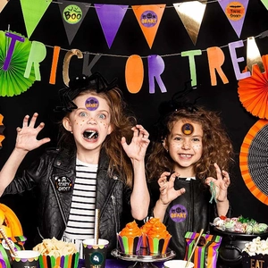 Detail von Halloween-Aufklebern auf Party-Requisiten und Kinderkostümen in festlicher Szene