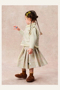Detalle de conjunto de invierno chino para niña con estampados florales y cuello de piel