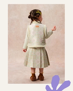 Vista posterior de conjunto de invierno estilo chino para niña con falda de flores