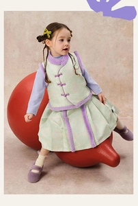 Detalle de conjunto chino para niñas con botones de rana y ribete de piel sintética lila
