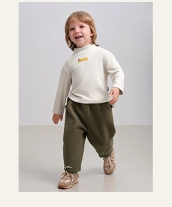 Completo invernale per bambino con maglia a collo alto panna e pantaloni oliva