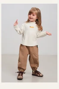 Dettaglio outfit invernale bimbo con felpa grafica cartoon e pantaloni sportivi