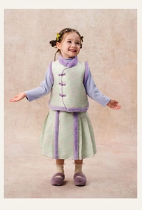 Detalle de conjunto de invierno para niña con botones chinos y ribete de pelo sintético