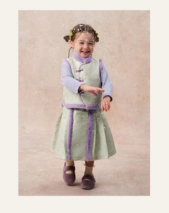 Detalle de conjunto de invierno estilo chino para niña en verde menta con ribete de piel