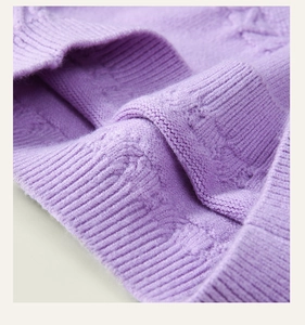 Detail van lavendel kabelpatroon en geribbelde manchet op een zachte wintertrui voor meisjes