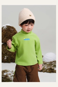 Dettaglio maglia a lupetto verde lime per bambini con stampa nuvola amila inverno