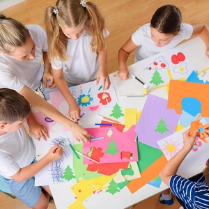 Kit DIY de cartes de Noël avec papier coloré, marqueurs et ciseaux de bricolage
