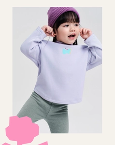 Ragazza in felpa lavanda con scritta olive e leggings in maglia grigia con berretto
