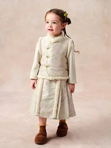 Conjunto de invierno estilo chino para niñas con chaleco floral y falda plisada