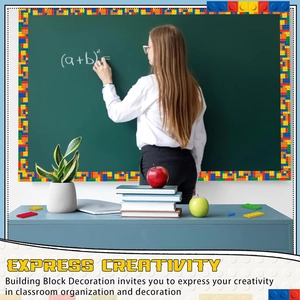 Detailopname van kleurrijke bouwsteenrandstickers die een schoolbord in de klas sieren