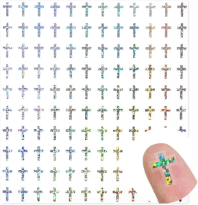 Detailansicht der silbernen Laser-Kreuz-Nagelaufkleber mit holografischem Effekt auf Weiß
