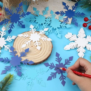 Set di ritagli di fiocchi di neve in carta blu e bianca per decorazioni invernali