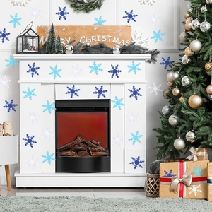 Dettaglio decorativo con ritagli di fiocchi di neve blu e bianchi su un camino festivo