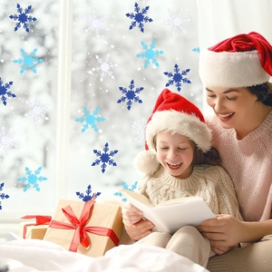 Ritagli di fiocchi di neve invernali in blu e bianco per decorazioni di finestre e aule