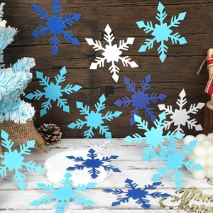 Fiocchi di neve in carta blu e bianchi con scritta dorata Merry Christmas per decoro