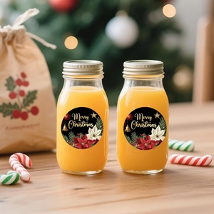 Détail d'autocollants Joyeux Noël 50mm sur bouteilles en verre avec décor de fête