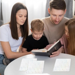 Makroansicht bunter Mini-Kreuzaufkleber mit Metalleffekt für religiöses Scrapbooking