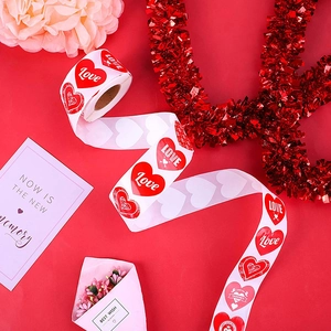 Rolle mit rot-weißen herzförmigen Valentinstag-Aufklebern für Geschenke und Dekorationen