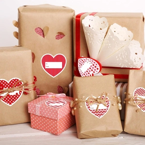 Autocollants de Saint-Valentin en forme de cœur avec zones To et From pour cadeaux