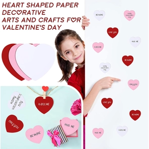 Vista macro di cuori di carta colorati per San Valentino con frasi romantiche
