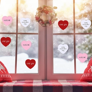 Dettagli di adesivi per finestre a forma di cuore per San Valentino con auguri festivi