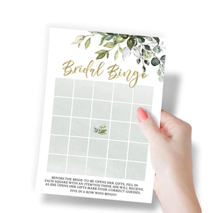 Cartes de bingo de mariage eucalyptus pour jeux de fête nuptiale tenues à la main