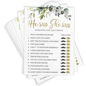 Détail des cartes de jeu de mariage He Said She Said avec motif eucalyptus aquarelle