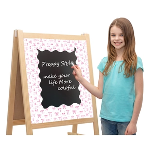 Pizarra de madera infantil con borde decorativo de lazos rosa estilo Preppy
