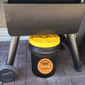 Pellet opslagcontainer voor buiten met geel deksel en brandstof labels voor rokers
