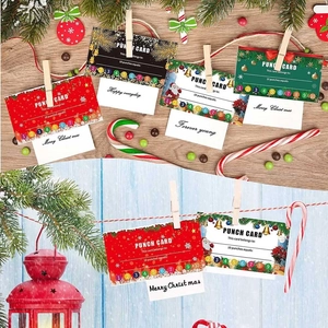 Weihnachts-Lochkarten mit Weihnachtsmann-Design an festlicher Schnur aufgehängt