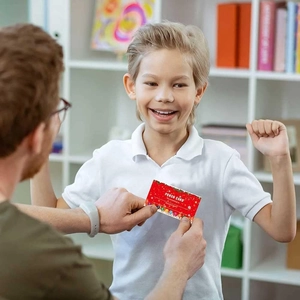 Szene: Ein Erwachsener übergibt einem glücklichen Kind eine Weihnachts-Stempelkarte