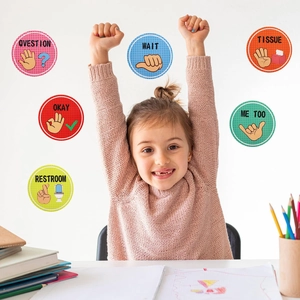 Fillette utilisant des autocollants de signaux manuels pour la gestion de classe