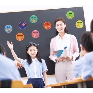 Enseignante montrant des magnets de signaux manuels pour salle de classe et école
