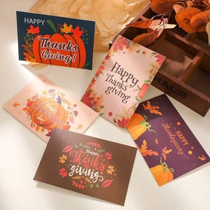 Σετ ευχετήριες κάρτες Thanksgiving με κολοκύθες και φύλλα σε ξύλινο δίσκο