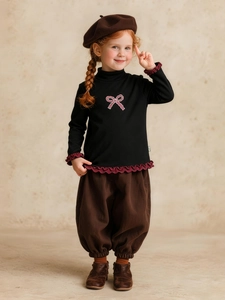Mädchen schwarzes Rollkragenshirt mit Schleife und braune weite Hose Winterset