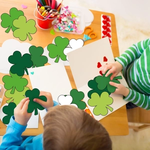 Kinderen maken St. Patrick's Day klaverdecoraties met kleurrijke papieren uitsneden