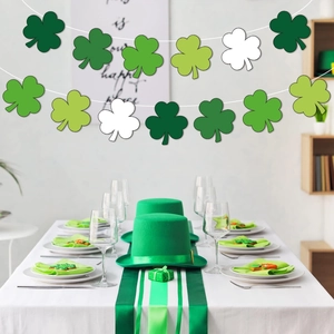 Detail van de St. Patrick's Day klaver papieren slinger met groene en witte klavertjes
