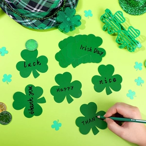 Detail van St. Patrick's Day klaverkaarten met handgeschreven geluksboodschappen op papier