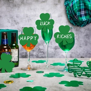 St. Patrick's Day feestartikelen met groene klaverbril en geluksklaver-confetti decoraties