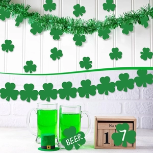 St. Patrick's Day prikbord decoratie met groene klaver uitsnijdingen en klaverslingers