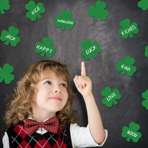 Macro-opname van St. Patrick's Day klaverversieringen van karton met namen voor school