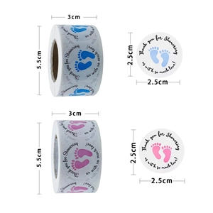 Detailansicht runder 2,5 cm Babyparty-Aufkleber mit Baby-Fußabdruck-Design und Text