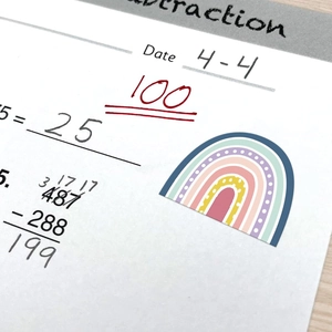 Bohemian regenboogsticker in pastelkleuren aangebracht op een wiskundeschrift