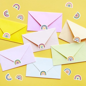 Kleurrijke Boheemse regenboog stickers en enveloppen set op een gele achtergrond