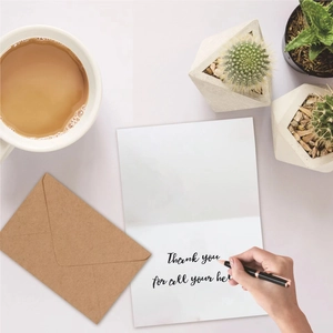 Minimalistisches Dankeskarten-Set mit braunem Kraftpapier-Umschlag und Klappkarte