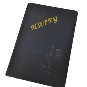 Cuaderno negro con letras HAPPY doradas brillantes e ilustraciones de gatos acogedores