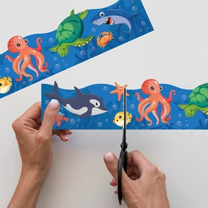 Prikbordrand met zeedieren zoals schildpadden en kwallen voor decoratie in het klaslokaal